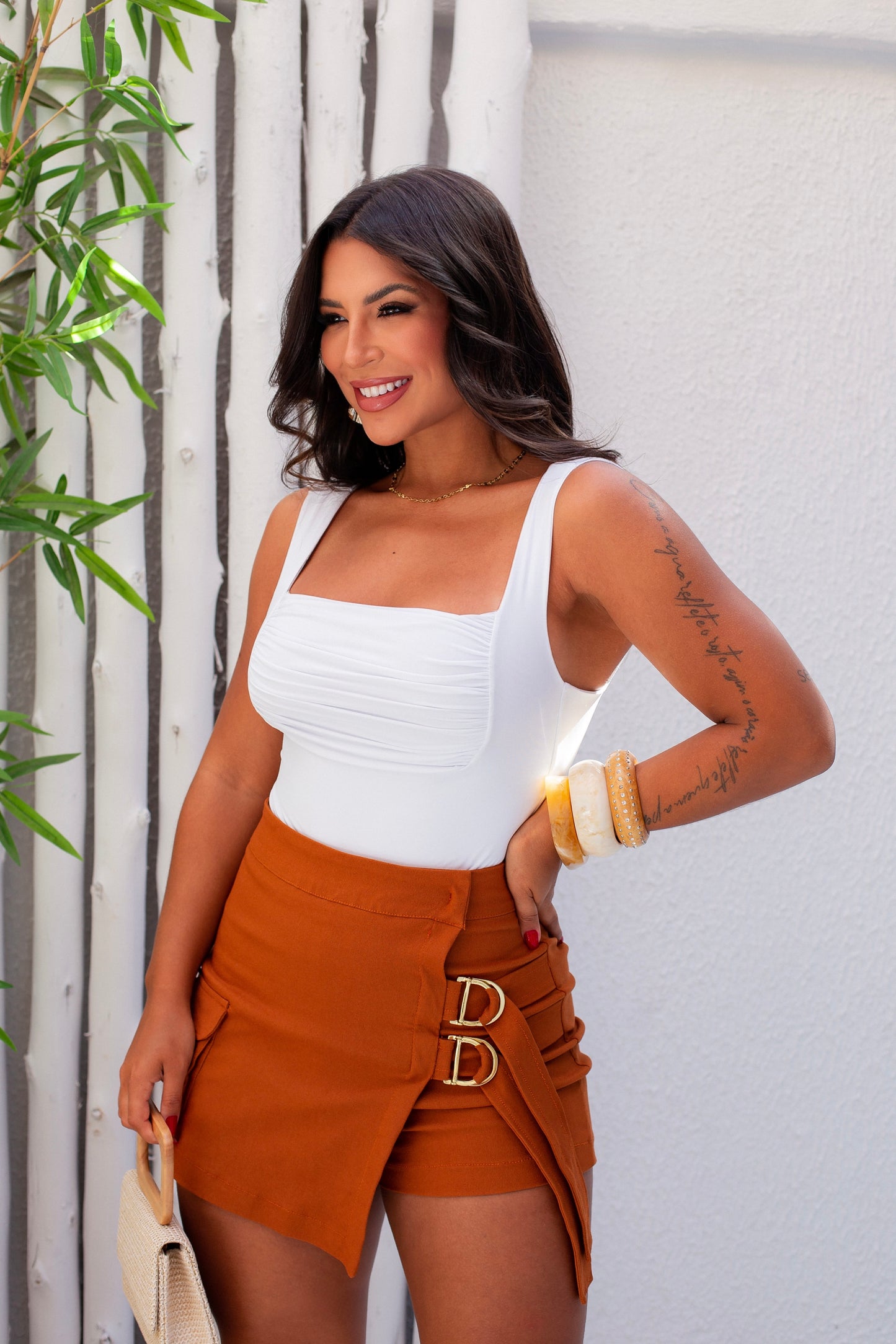 short saia de bengaline com detalhes de meia lua