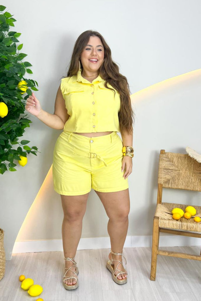 Conjunto de linho, short com recorte na frente, detalhe de fivela e pence nas costas.