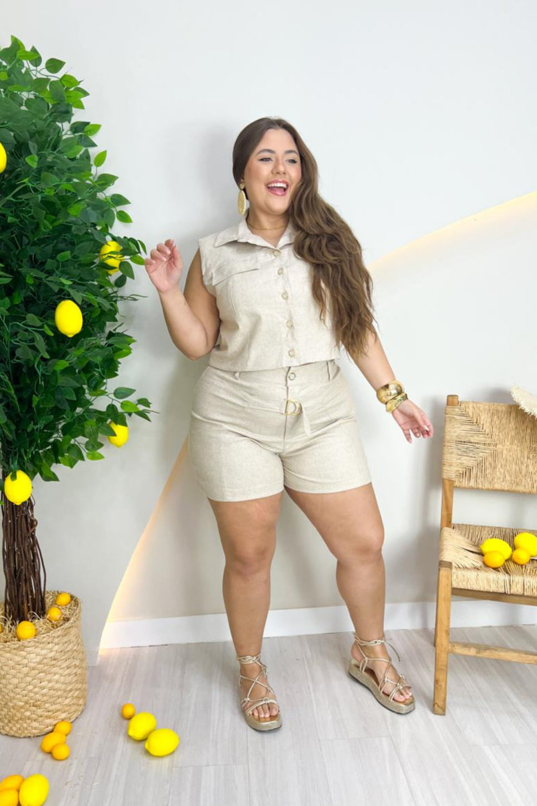 Conjunto de linho, short com recorte na frente, detalhe de fivela e pence nas costas.