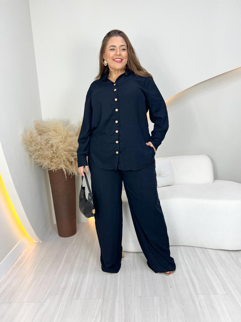 Calça pantalona de viscose sarjada com elástico na cintura