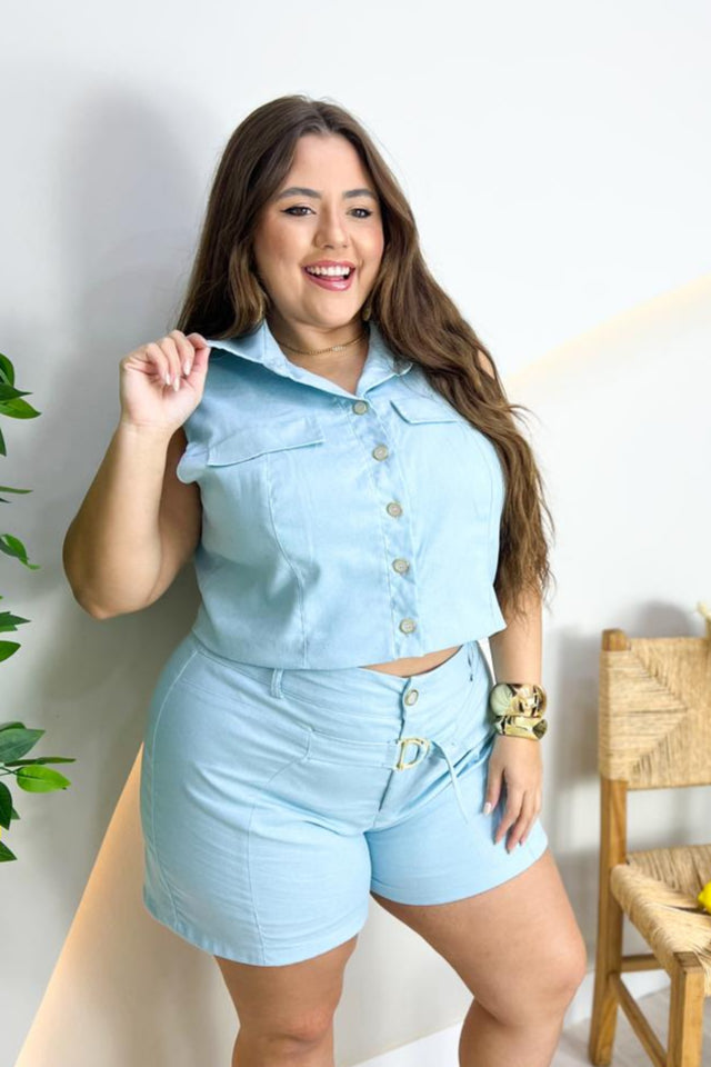 Conjunto de linho, short com recorte na frente, detalhe de fivela e pence nas costas.