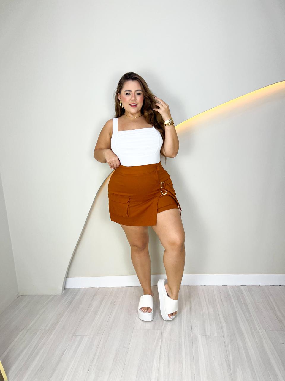 Short/saia de bengaline com detalhe de meia lua