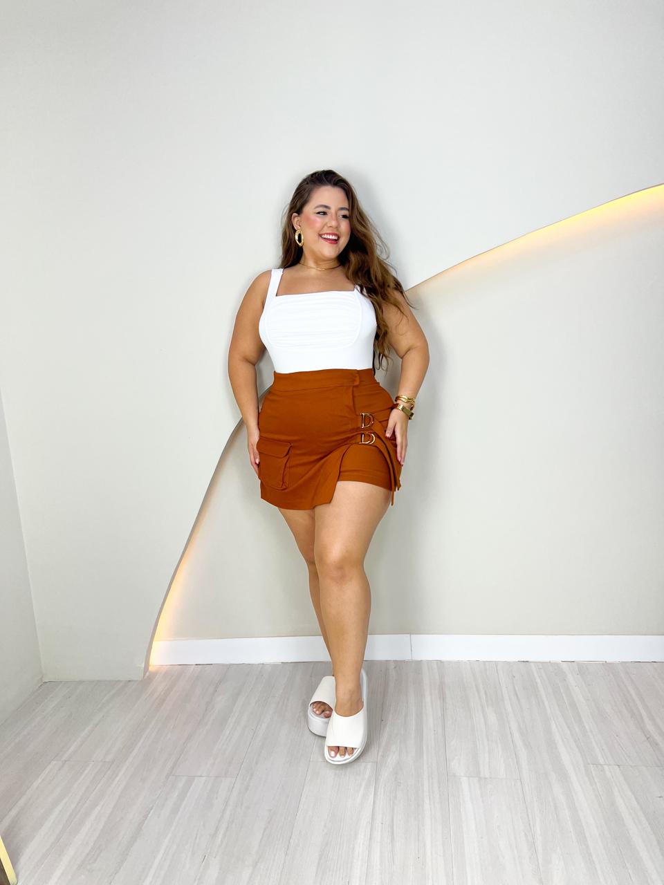 Short/saia de bengaline com detalhe de meia lua