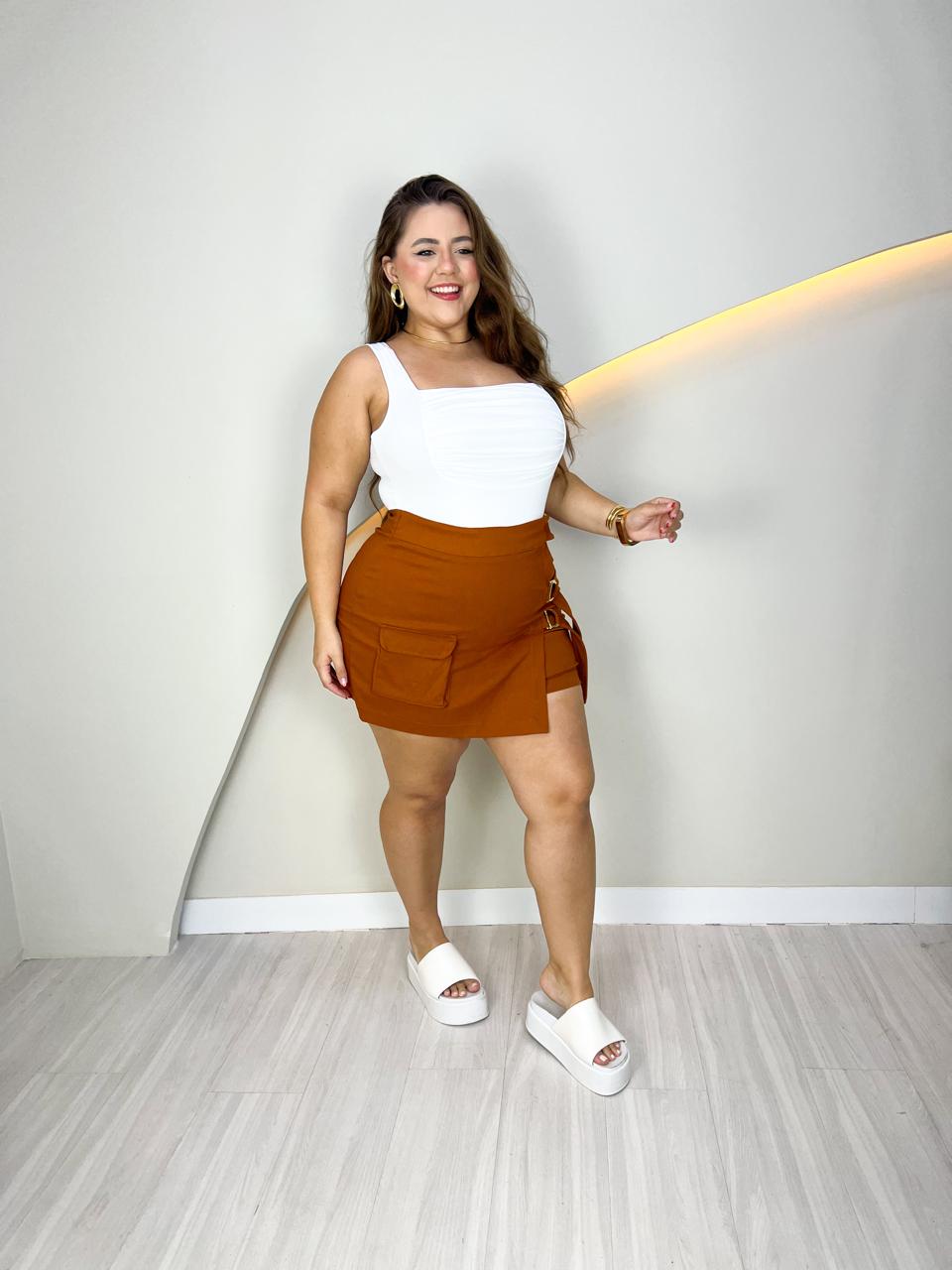 Short/saia de bengaline com detalhe de meia lua