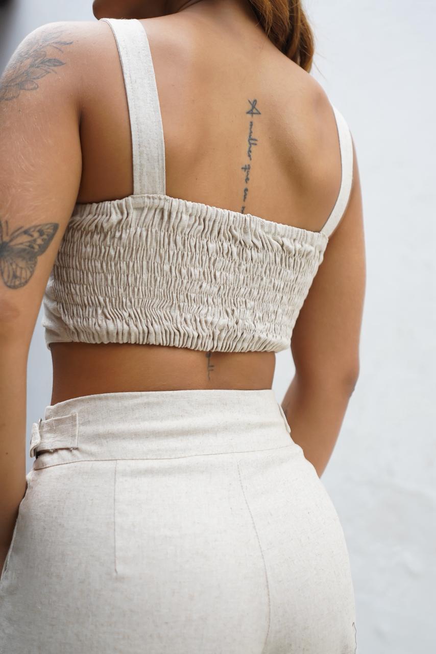 Conjunto de linho com fivelas nas alças